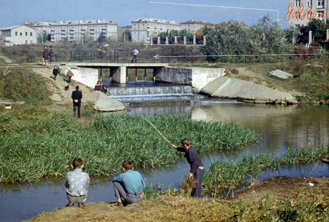 Речька Чертановка в пос. Москворечье (кирпичные дома вдали), на берегу которой была целая улица самостийных деревянных гаражей.