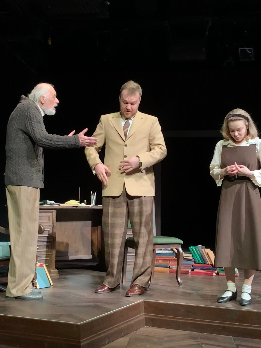 Профессор Окаемов ( Евгений Данчевский), его друг Леонид Борисович ( Иван Расторгуев) и Маша ( Юлия Бурова) 