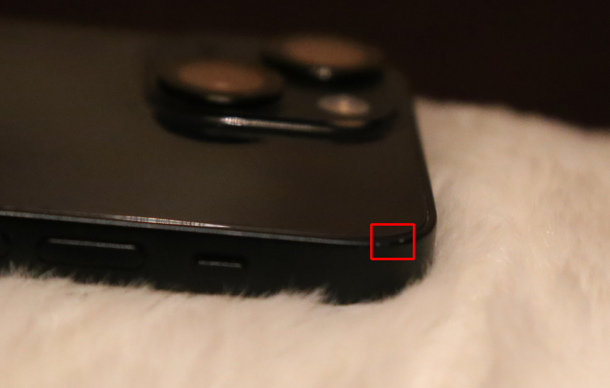 После сильного удара об дверной косяк чуток скололась краска на боковушке.