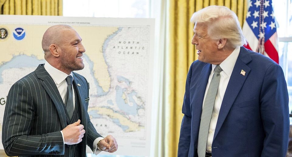    Президент США Дональд Трамп беседует с бойцом Конором Макгрегором, Вашингтон, 17 марта 2025 года. Daniel Torok/White House / www.globallookpress.com