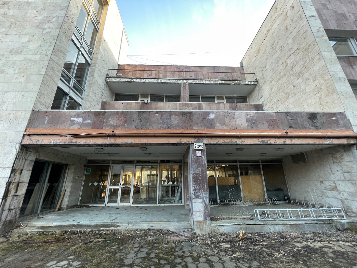 Вход в один из корпусов санатория , закрыт на замок. 