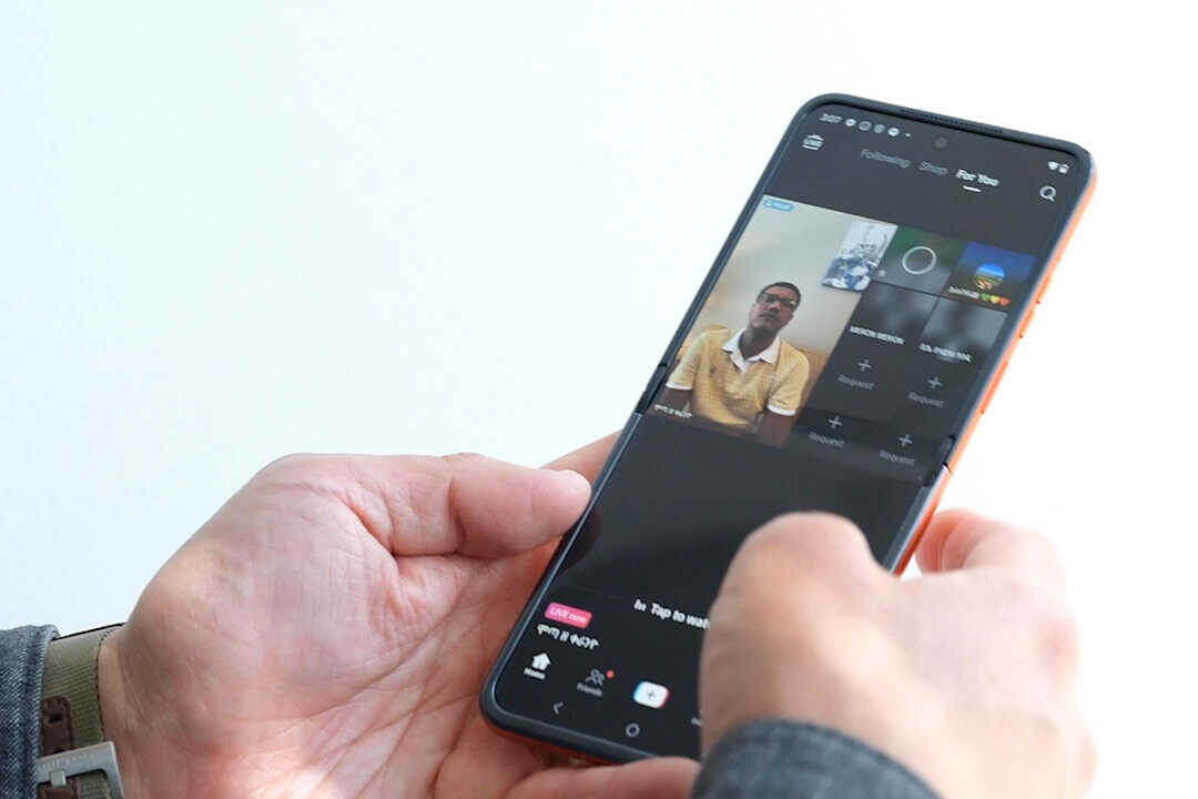 В разложенном виде Razr демонстрирует более крупный 6,9-дюймовый внутренний экран, который работает как обычный смартфон.КредитКредит...Видео Келси Маклеллан для The New York TimesВидео