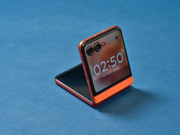 Motorola Razr удобно помещается в неглубокий карман брюк.Фото...Келси МакКлелланд для The New York TimesИзображение