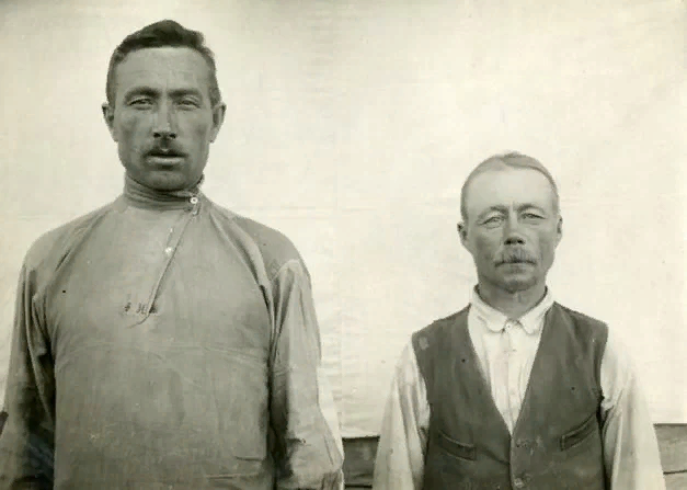 На этих фото "Два пожилых рыбака", согласно подписи фотографа, Гречкина А.А., сделанной в 1926 году. Сняты на этих кадрах представители народа ижора, что жили в Ленинградской губернии, Кингисеппском уезде, Сойкинской волости, дер. Логи.