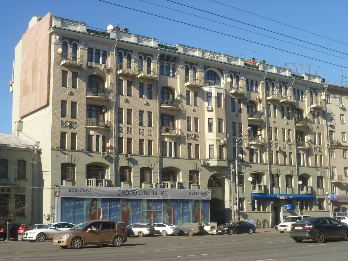 Доходный дом Пестржецкого М.И. Полковник Пестржецкий М. И. имел собственный дом в Москве: Садовая-Кудринская , № 19. М. И. Пестржецкий командовал 12-м гренадерским Астраханским Императора Александра III полком с 17 мая 1911 года по 10 ноября 1914 года. Дом №19. Следующим владельцем этого участка становится тогда еще полковник, а в последствии генерал-майор Пестржецкий М.И. Для него в 1912 году архитектор Барков С. В. возводит здесь шестиэтажный доходный дом с подвалами. https://architectstyle.livejournal.com/219761.html