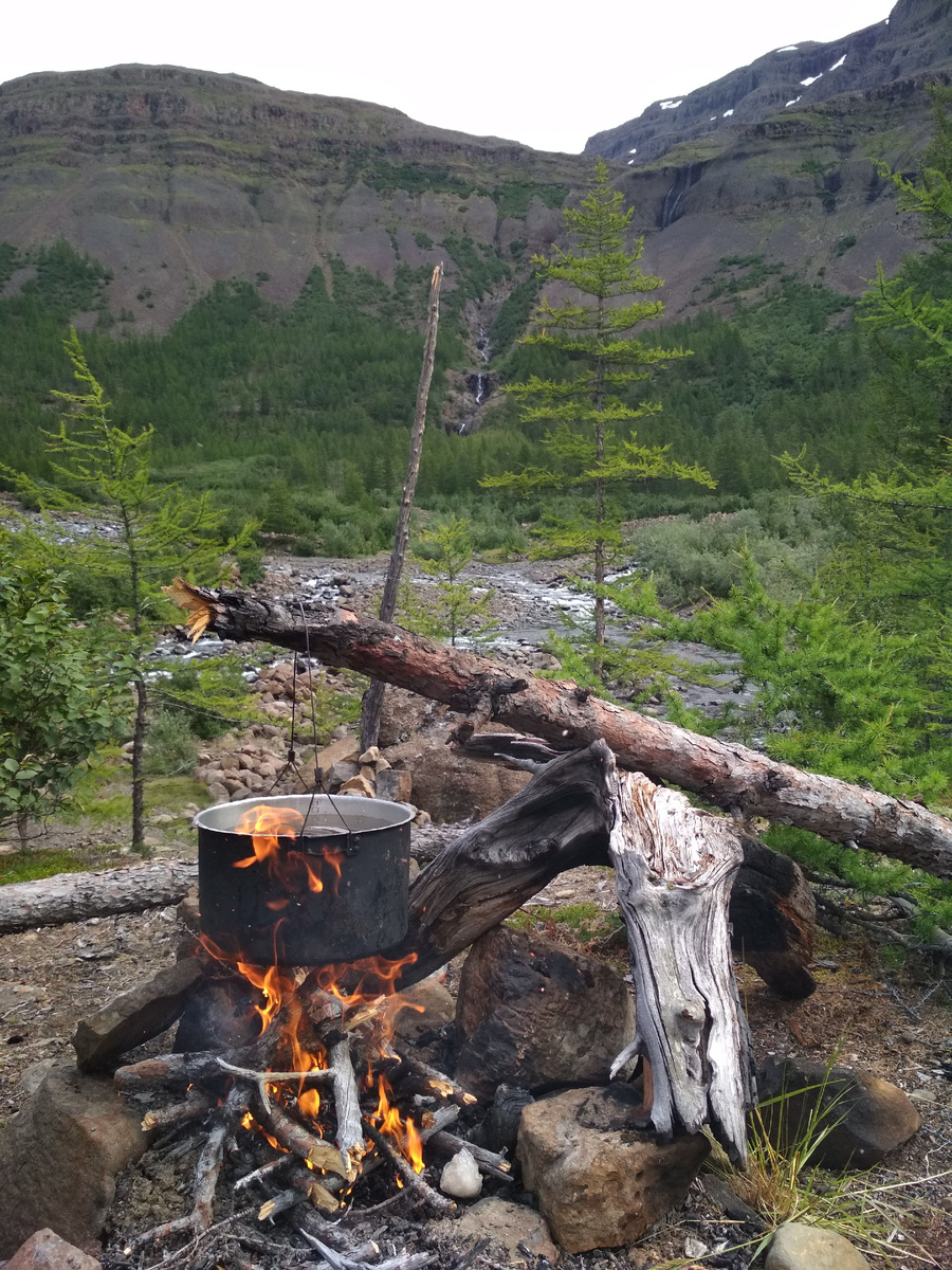 Готовим еду на костре в долине реки Хойси на плато Путорана