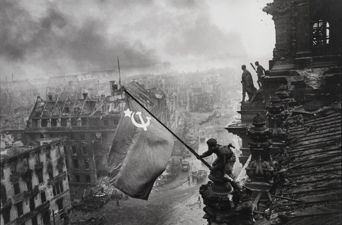 Знамя Победы над рейхстагом. Фотограф Евгений Халдей.