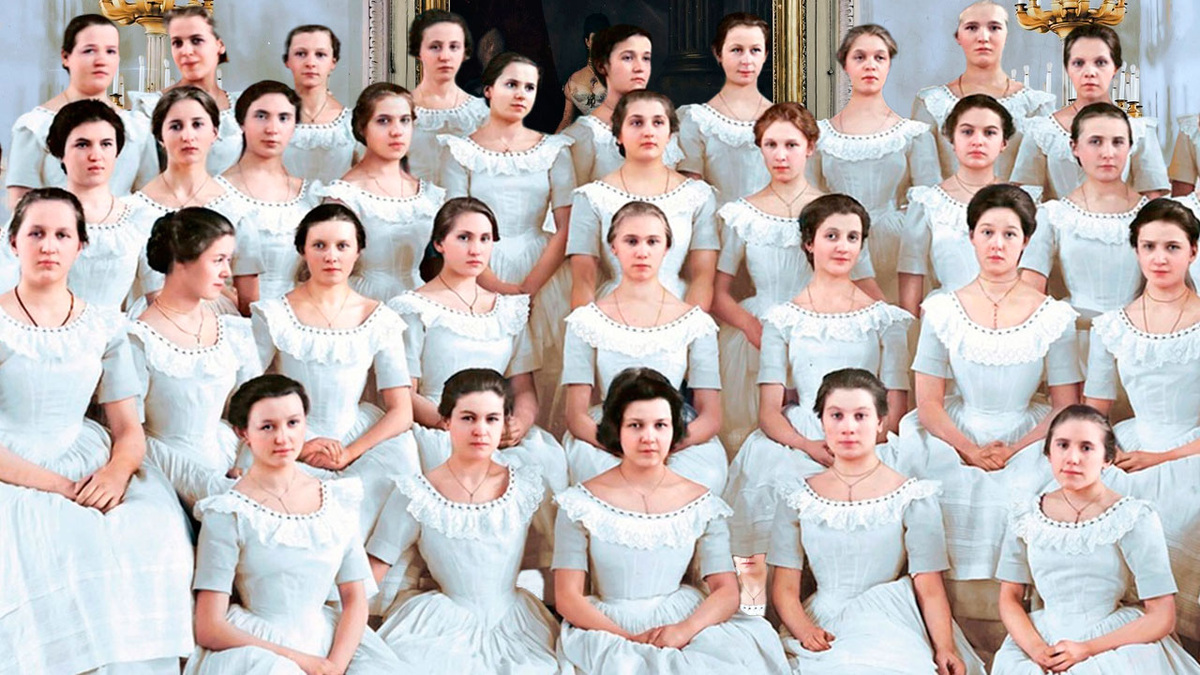 Вопитаницы Смольного института благородных девий в Санкт-Петербурге