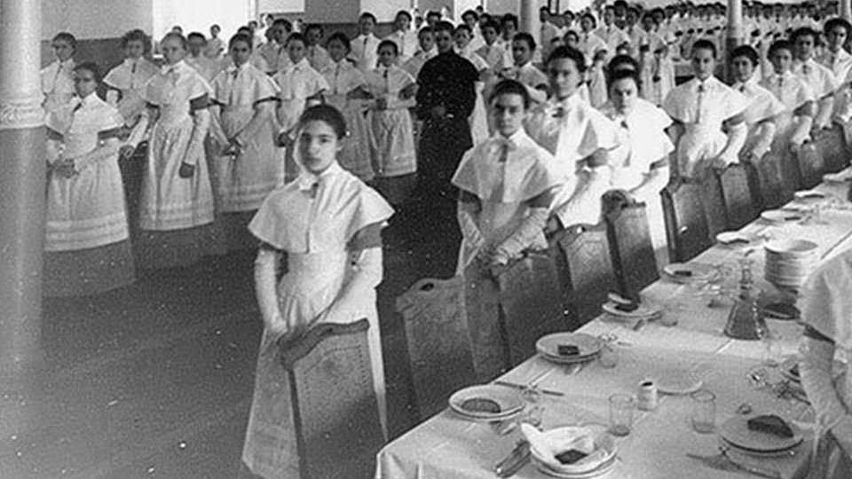 Прием пищи воспитаницами Смольного института благородных девиц