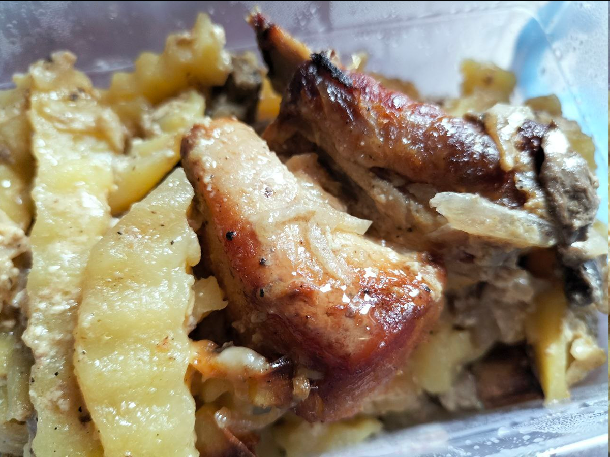 Приготовила такого мяса с картошкой побольше. Получилось не только поужинать, но и взять судочек на работу пообедать) 