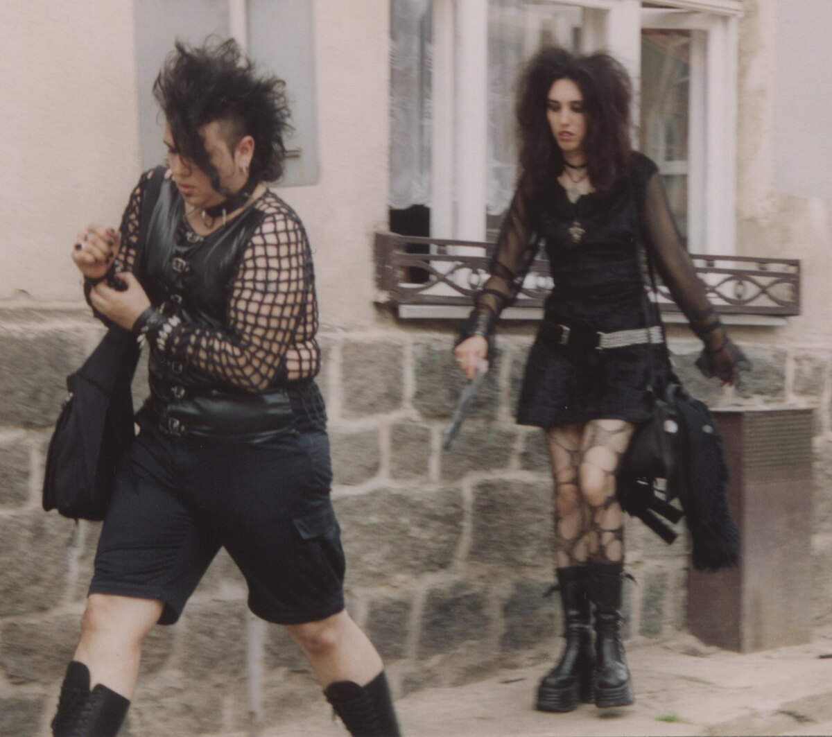 Готическая субкультура долго воспринималась как часть панк-движения, от которого унаследовала многие элементы стиля. На фото — современные готы, придерживающиеся традиционного образа «тёмных панков». Польша, 2003 год.