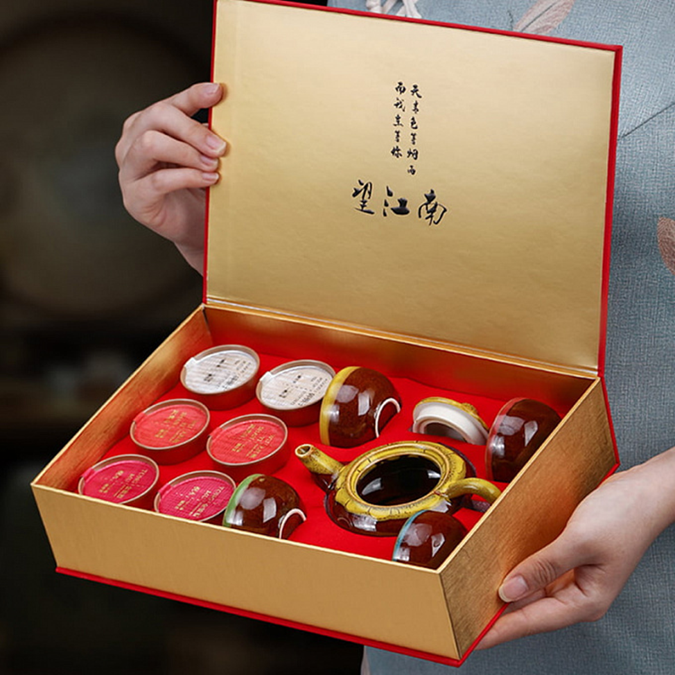 Вид набора внутри. По две баночки каждого вида чая и заварочный чайник с пиалами.