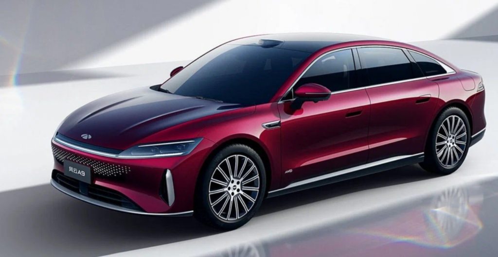 Chery Fulwin A9 — новый подзаряжаемый гибридный седан представительского класса. Ориентировочные цены — от 400 000 юаней. Полноценный выход на рынок состоится в мае-июне 2025 года.