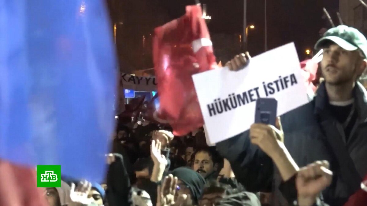    Турцию охватили массовые беспорядки после задержания мэра Стамбула