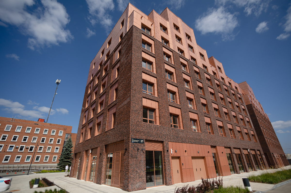 Первая очередь кампуса - два корпуса общежитий гостиничного типа, - расположились в непосредственной близоси от первого корпуса ЧелГУ