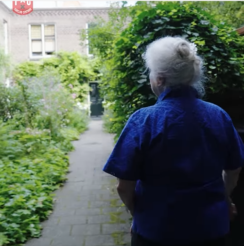 А вот что за дверью