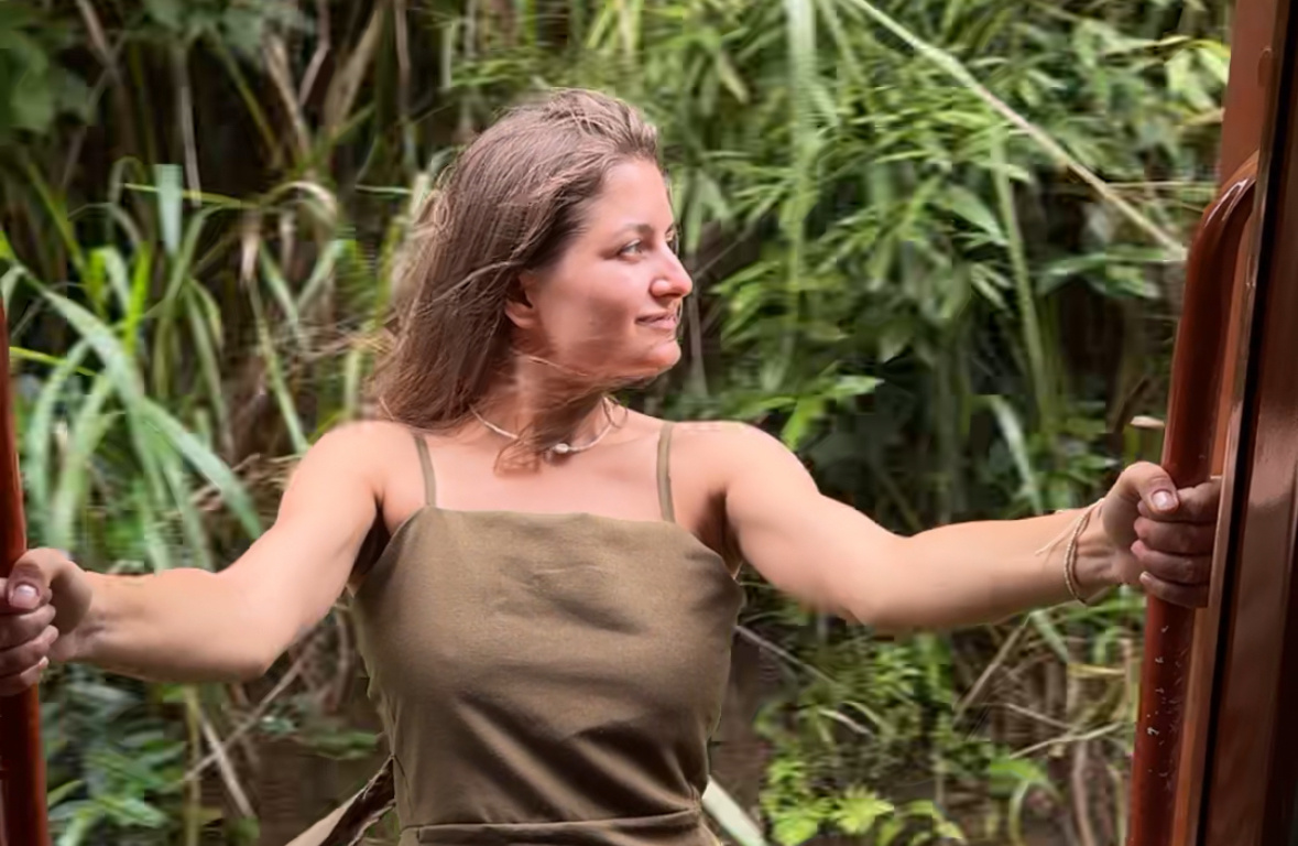 Я еду на поезде с открытыми дверьми через джунгли