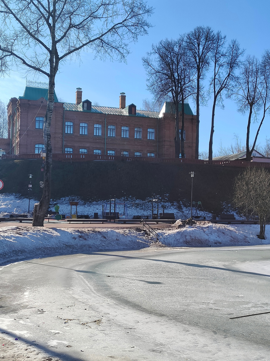 Келарский пруд. Здание из красного кирпича и есть музей игрушки. Фото автора.