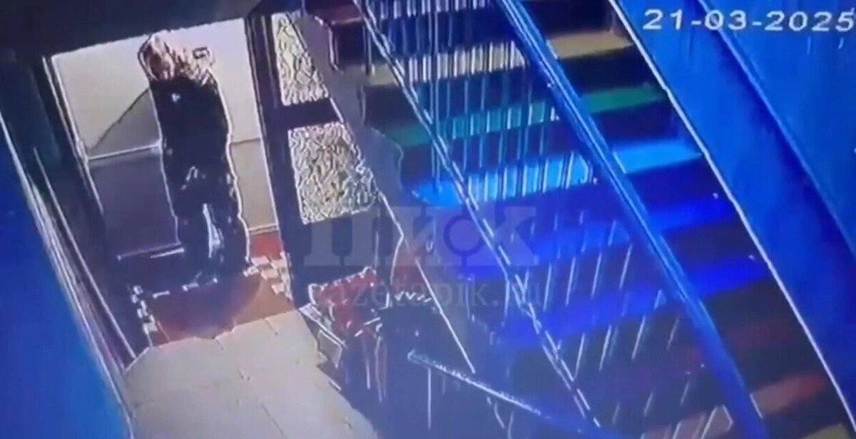     Источник: https://gazetapik.ru/2025/03/22/muzhchina-s-nozhom-vorvalsya-v-detskij-sad-v-rostovskoj-oblasti/