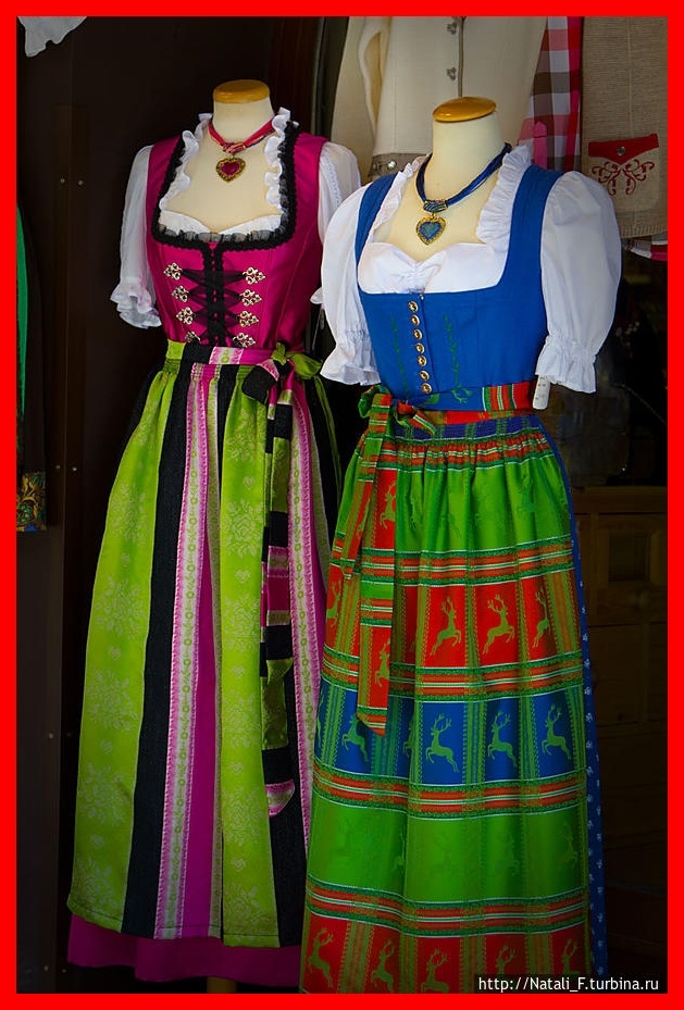 Этот национальный костюм с трудно произносимым названием Дирндль достаточно популярен в Австрии, он состоит из белой блузки с рюшками и воланами, пышной юбки, красивого передника и жилета-корсажа