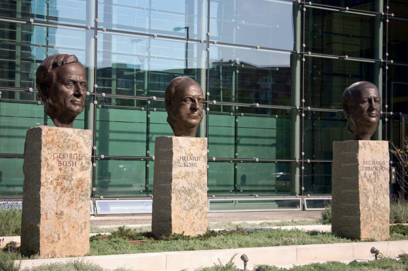 бюсты: Буш, Коль, Gorby