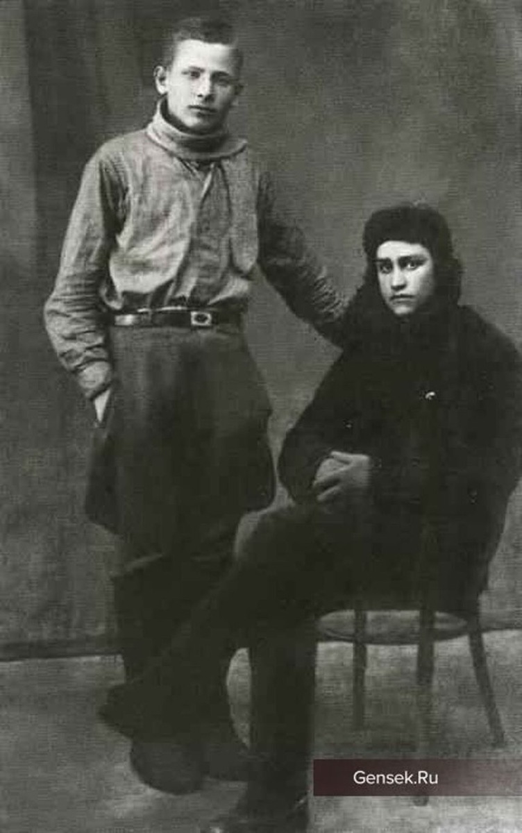Константин Устинович в молодости (слева)