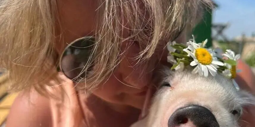    Марина Рыжикова с одним из "постояльцев" фермы.предоставлено хозяйкой фермы