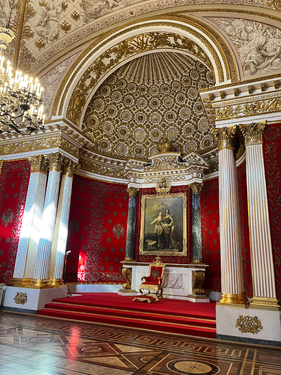 Фото 2. Петровский зал с троном. (Зимний Дворец). Над троном находится картина с Петром I. На стенах бархатные панно с гербами (зал 194, 2 этаж).