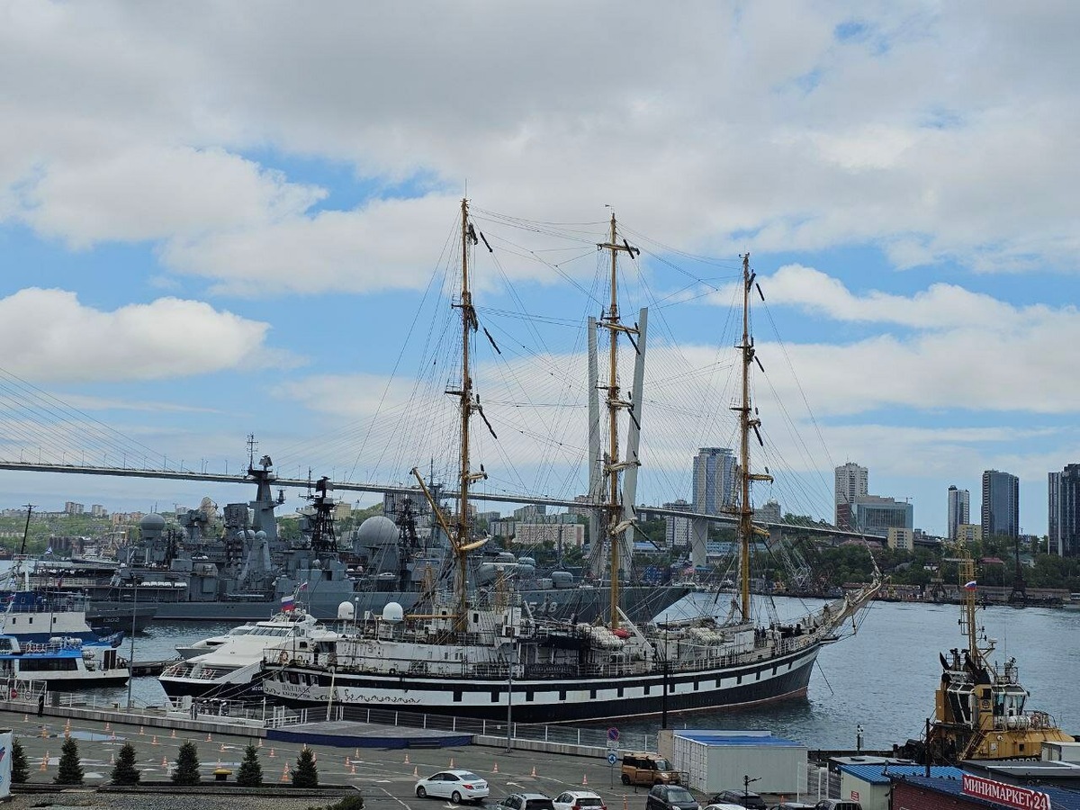 Владивосток — один из двух городов России, к порту которого приписаны два настоящих парусника. Они регулярно совершают кругосветные путешествия. Второй такой город — Калининград