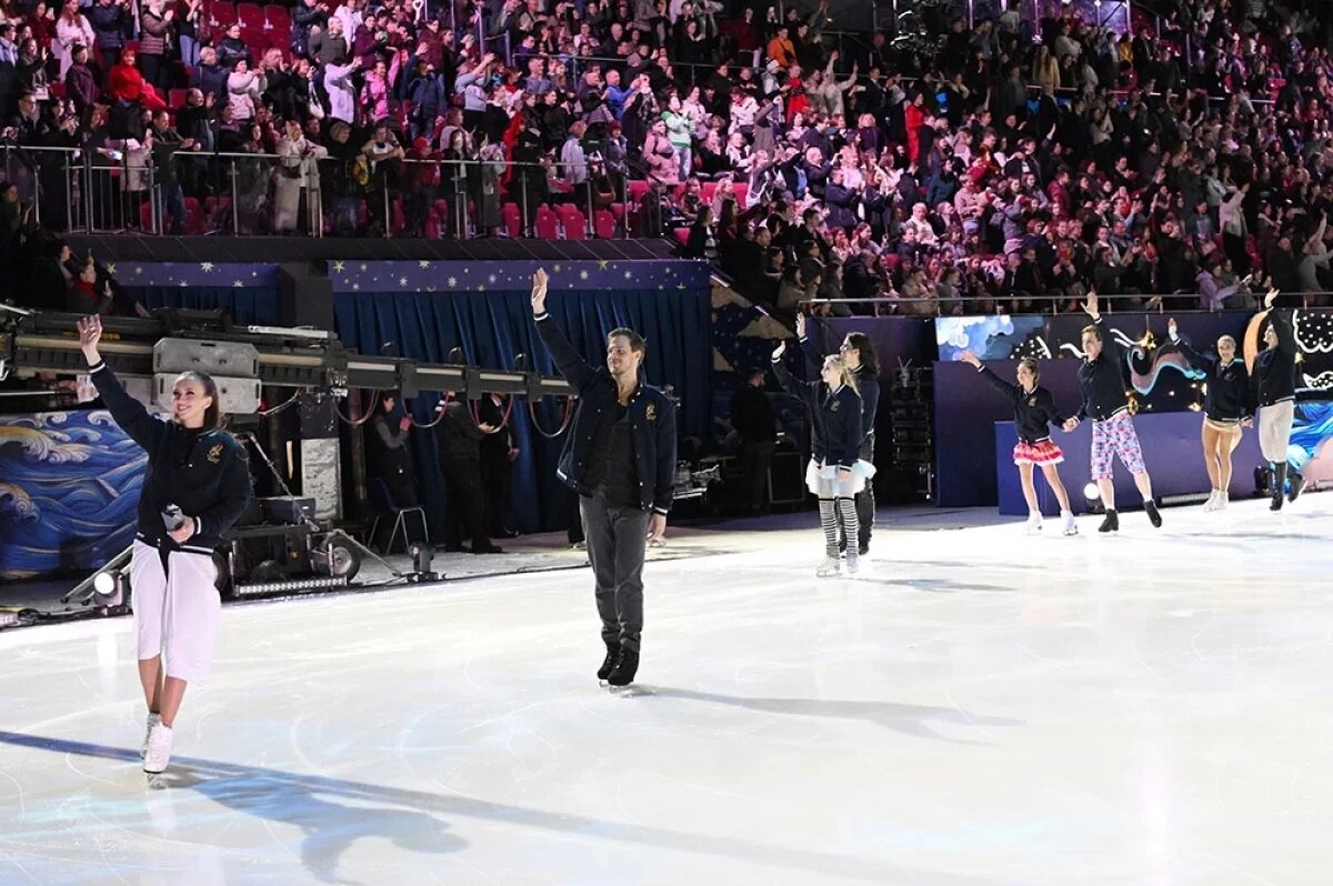    Участники благодарят зрителей за поддержку после окончания выступлений на открытом шоу-турнире по фигурному катанию «Русский вызов» в Санкт-Петербурге.
