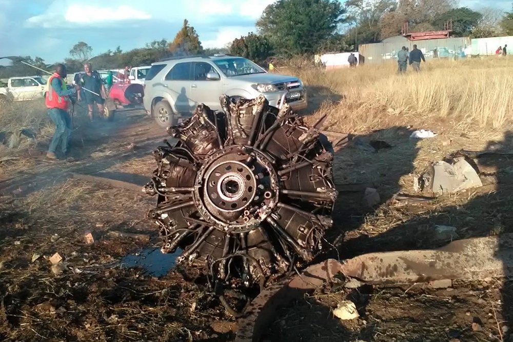 Негры уже прибежали смотреть, чем поживиться.  фото: картинки яндекса.