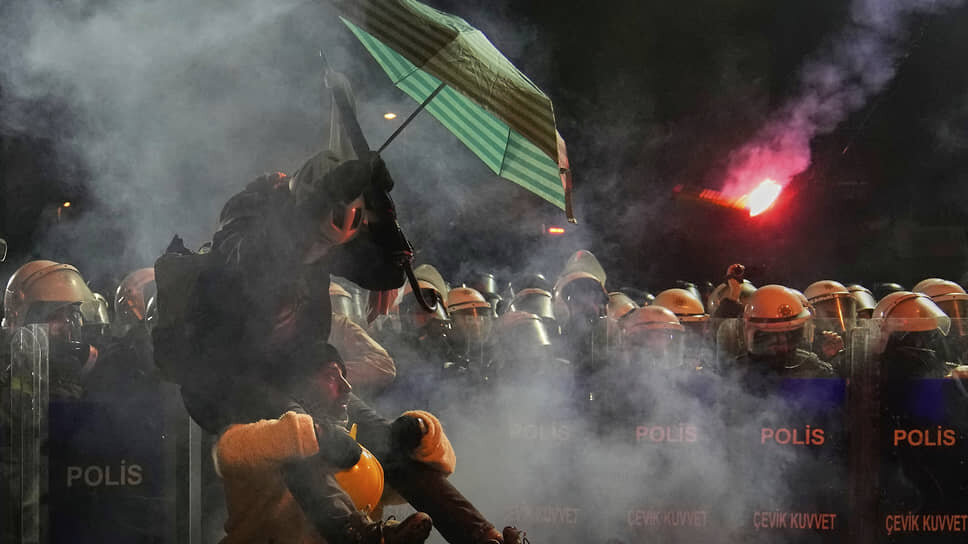 В городах Турции проходят невиданные по масштабам акции протеста, сопровождаемые ожесточенными столкновениями с полицией.📷Фото: Khalil Hamra / AP