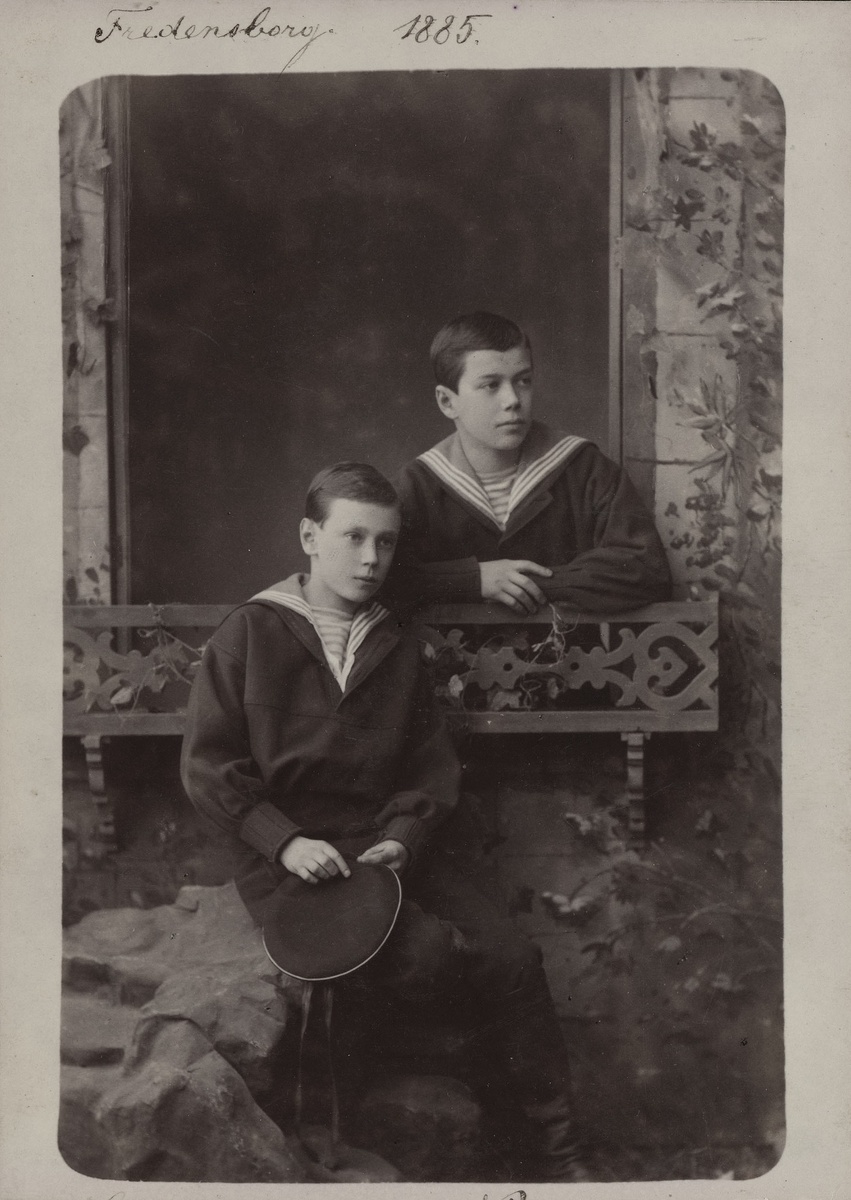 Великий князь Георгий (слева) с братом - цесаревичаем Николаем. Дания, королевский замок Фреденсборг, 1885