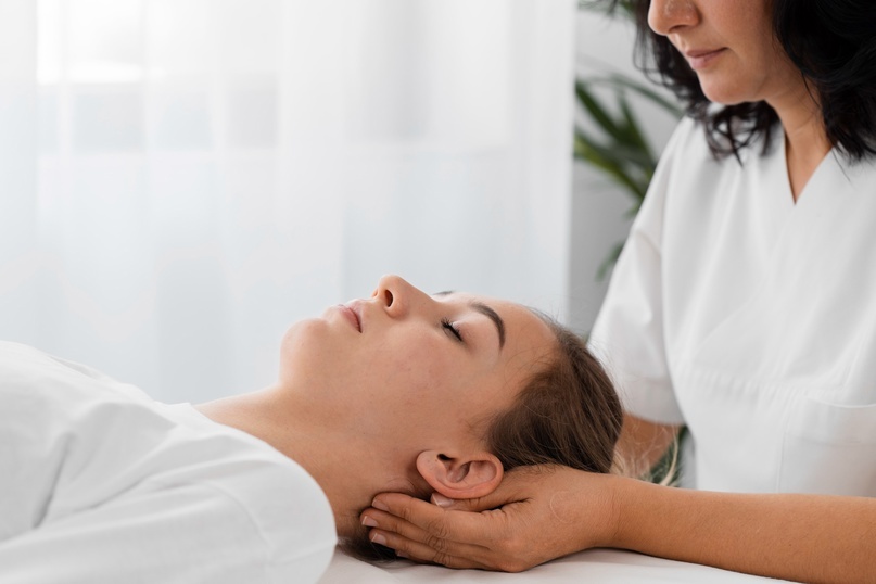 Создать карусель<a href="https://ru.freepik.com/free-photo/osteopathist-treating-female-patient-by-massaging-her-face_11403555.htm">Изображение от freepik</a>