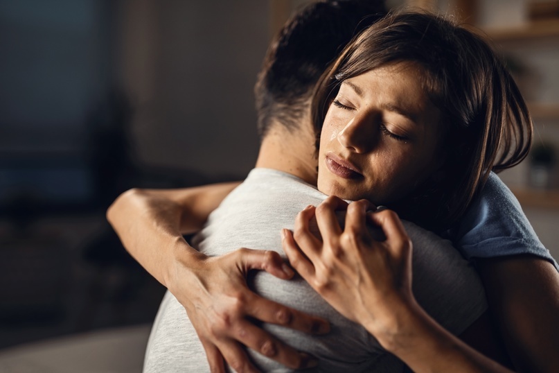 Создать карусель<a href="https://ru.freepik.com/free-photo/young-crying-woman-seeking-solace-embracing-her-boyfriend-with-eyes-closed_25630395.htm">Изображение от Drazen Zigic на Freepik</a>