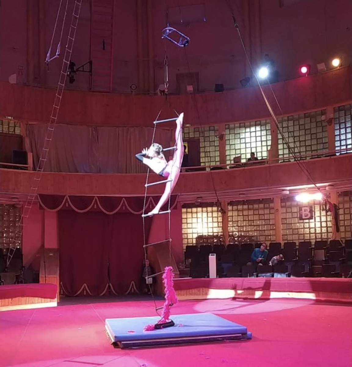 Хорошие были времена… на этом фото я впервые выступала на серьезном мероприятии под куполом настоящего цирка.