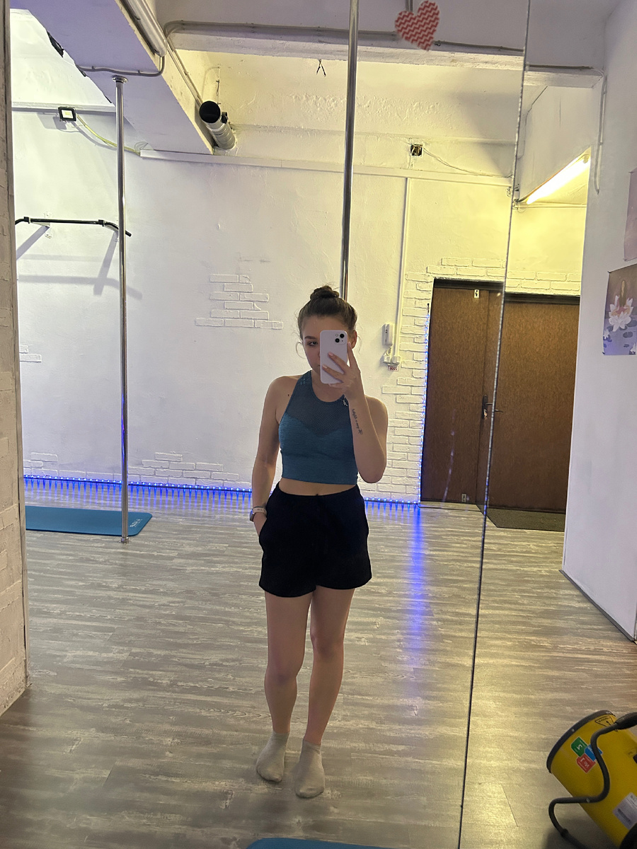 Нашла самые открытые шорты в гардеробе (спойлер - этого оказалось недостаточно)