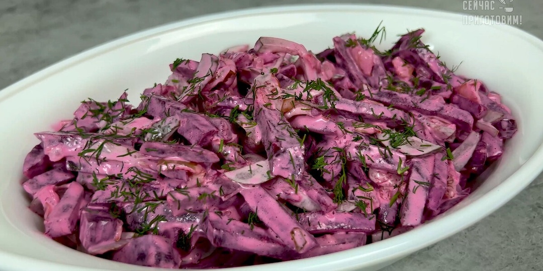 Простой, но очень вкусный салат из свеклы с маринованными огурчиками