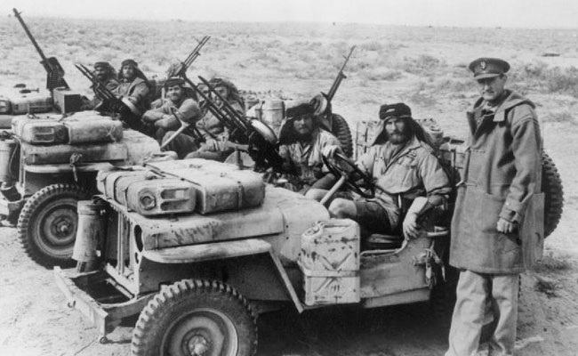 Дэвид Стирлинг с патрулем SAS на джипах в Северной Африке.