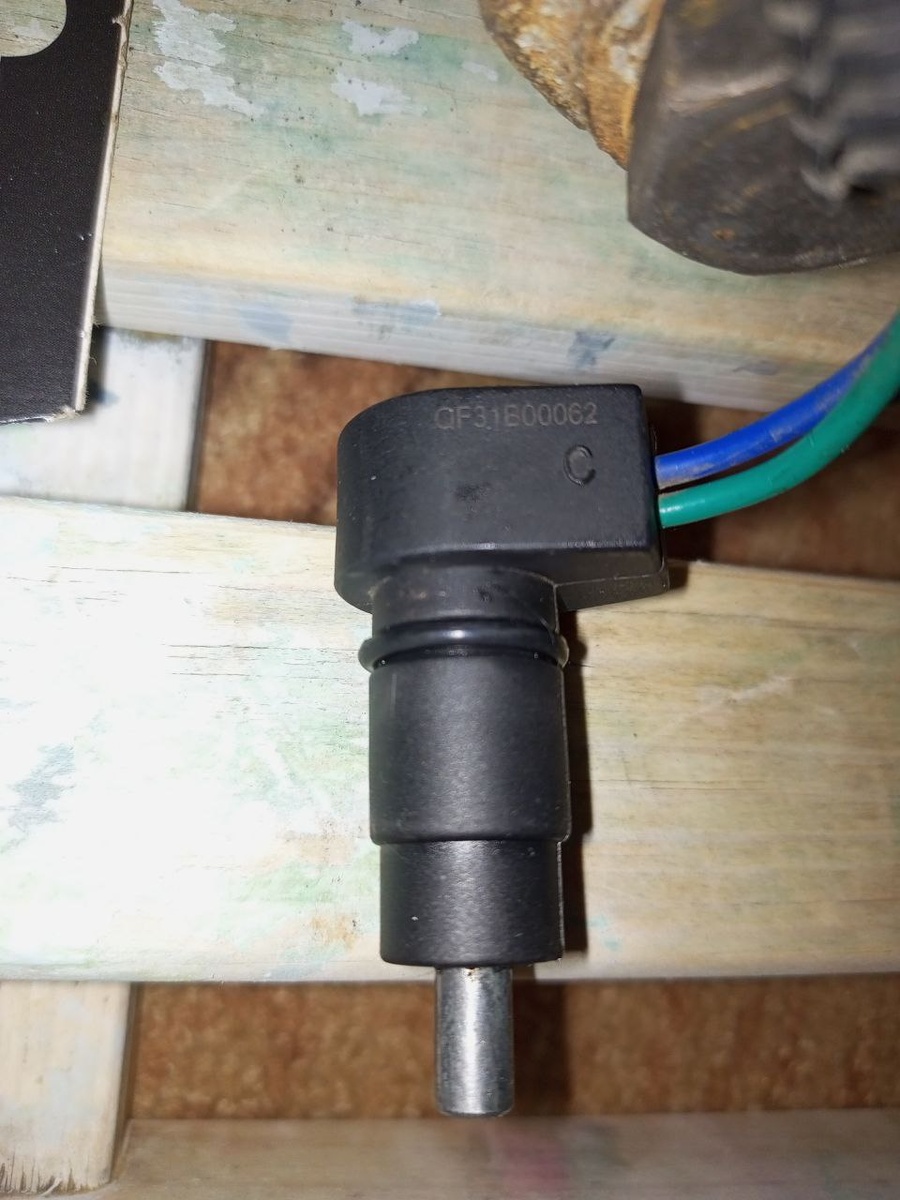 Датчик скорости вала раздатки, который поставили с сервисе в 2024. Отработал не более года.