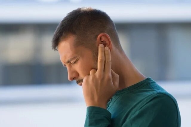    К чему чешется левое ухо у парней и девушек, женщин и мужчин?