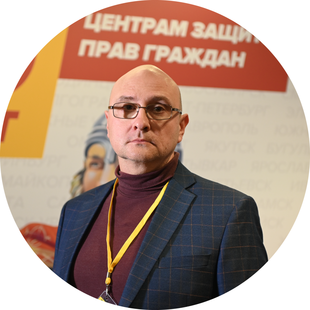 – Одно из значений, влияющих на размер пенсии, – соотношение зарплаты конкретного пенсионера к средней по стране. По общему правилу, ПФР рассчитывал его, учитывая доходы за 2000 – 2001 годы. Если он ниже 1,2, то Фонд должен предложить пенсионеру представить справки о зарплате за любые пять лет до 2000 года. Когда Мирошниченко выходил на пенсию, он справки не предоставил, но сделал это позже – в 2012 году. Тогда Соцфонд почему-то взял для расчетов не самый выгодный период – коэффициент получился 0,971. Хотя зарплата в 1987 – 1992 годах была выше, коэффициент получался 1,01, – рассказал руководитель Центра Илья Хомкин.