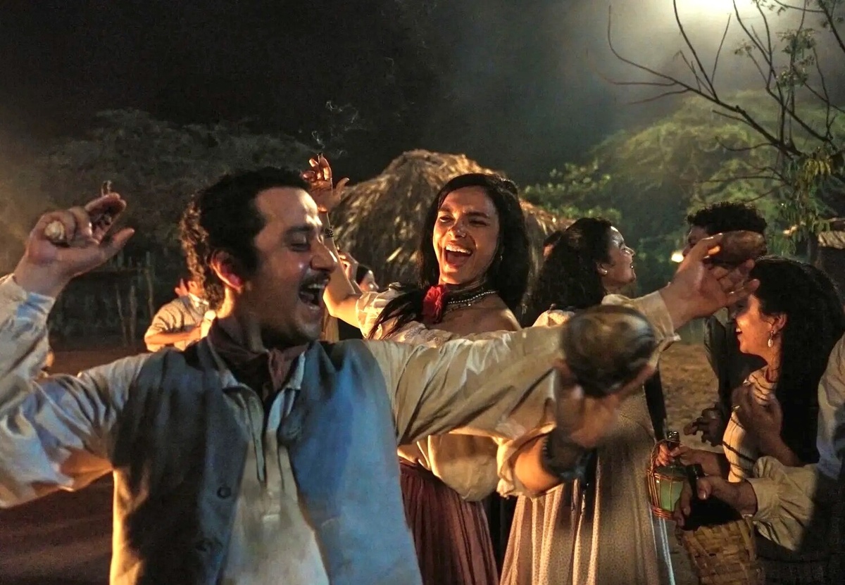 Кадр из сериала. Латиноамериканский филиал Netflix оживил на экране великую книгу, в которой вся жизнь протекает предельно искренне. От залихватских праздников...