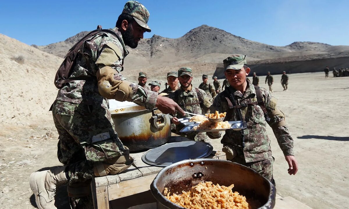 Афганские солдаты за обедом. Фото взято из открытого источника "Яндекс.Картинки"