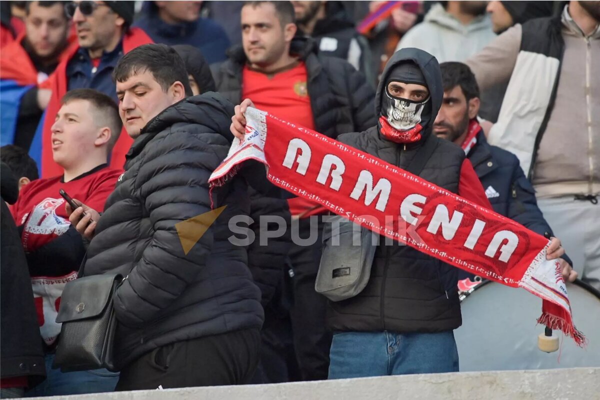 Армянские болельщики на трибунах во время ответного матча плей-офф Лиги наций УЕФА между Арменией и Грузией (23 марта 2025). Тбилиси © Sputnik