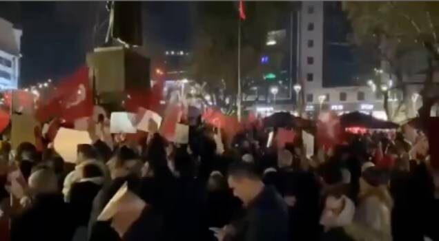   Турция, митинги проходят уже несколько дней. Фото: стоп-кадр видео соцсетей