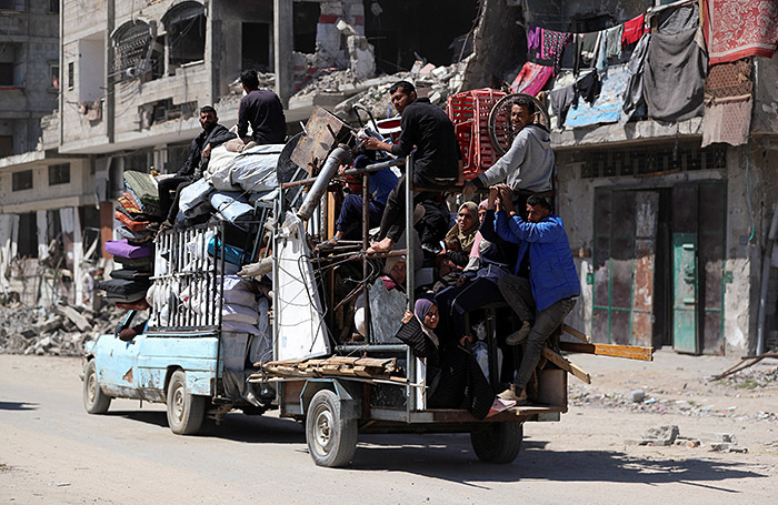    Палестинцы покидают свои дома после массированных ударов Израиля по северу сектора Газа.Reuters/Mahmoud Issa