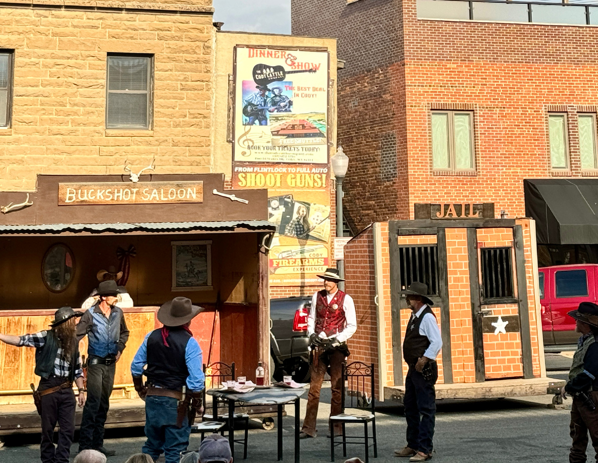 Преступники против шерифа. Уличное представление. Вайоминг