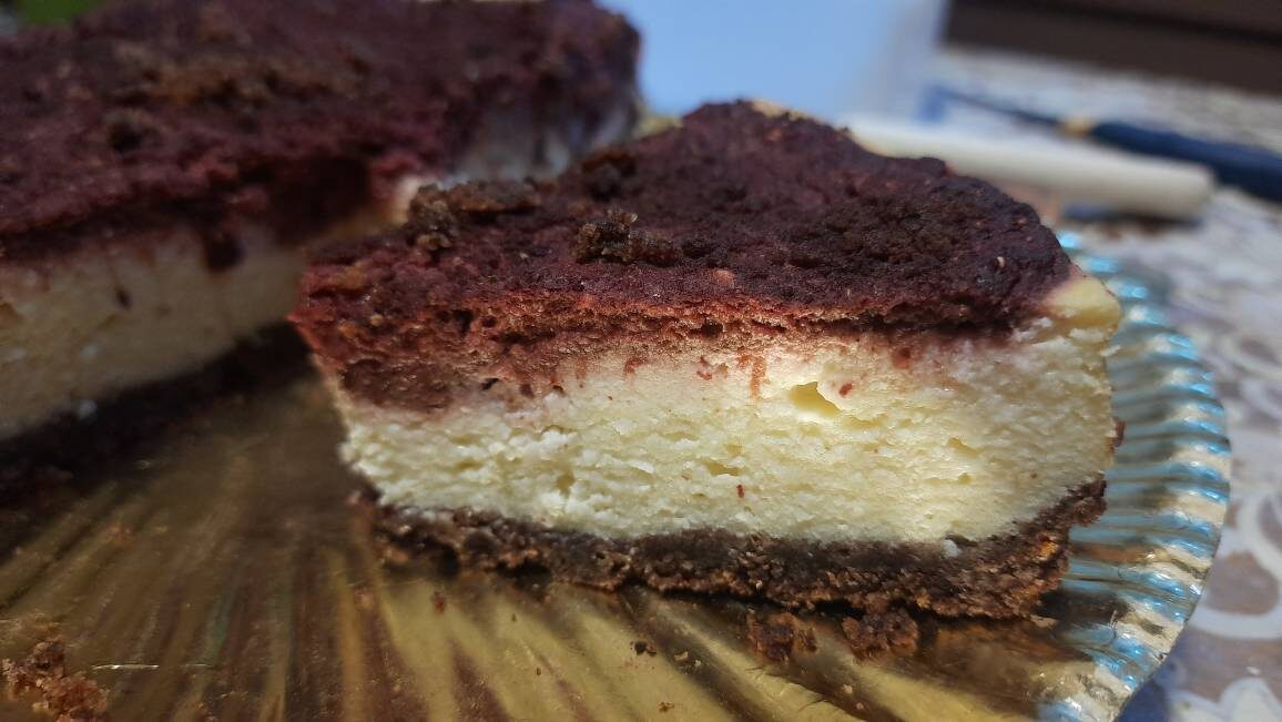 Творожный чизкейк с ягодами на основе из печенья