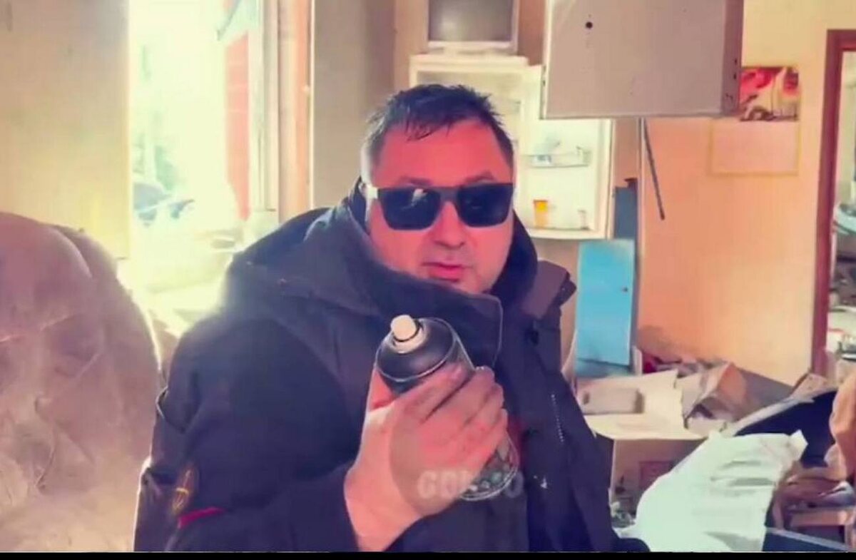    Блогер Аким Апачев, исписывавший матерными граффити дома в курском приграничье, будет оштрафован